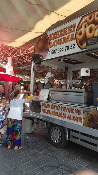 Bereket Lokma ekibi yerinde lokma hazırlarken